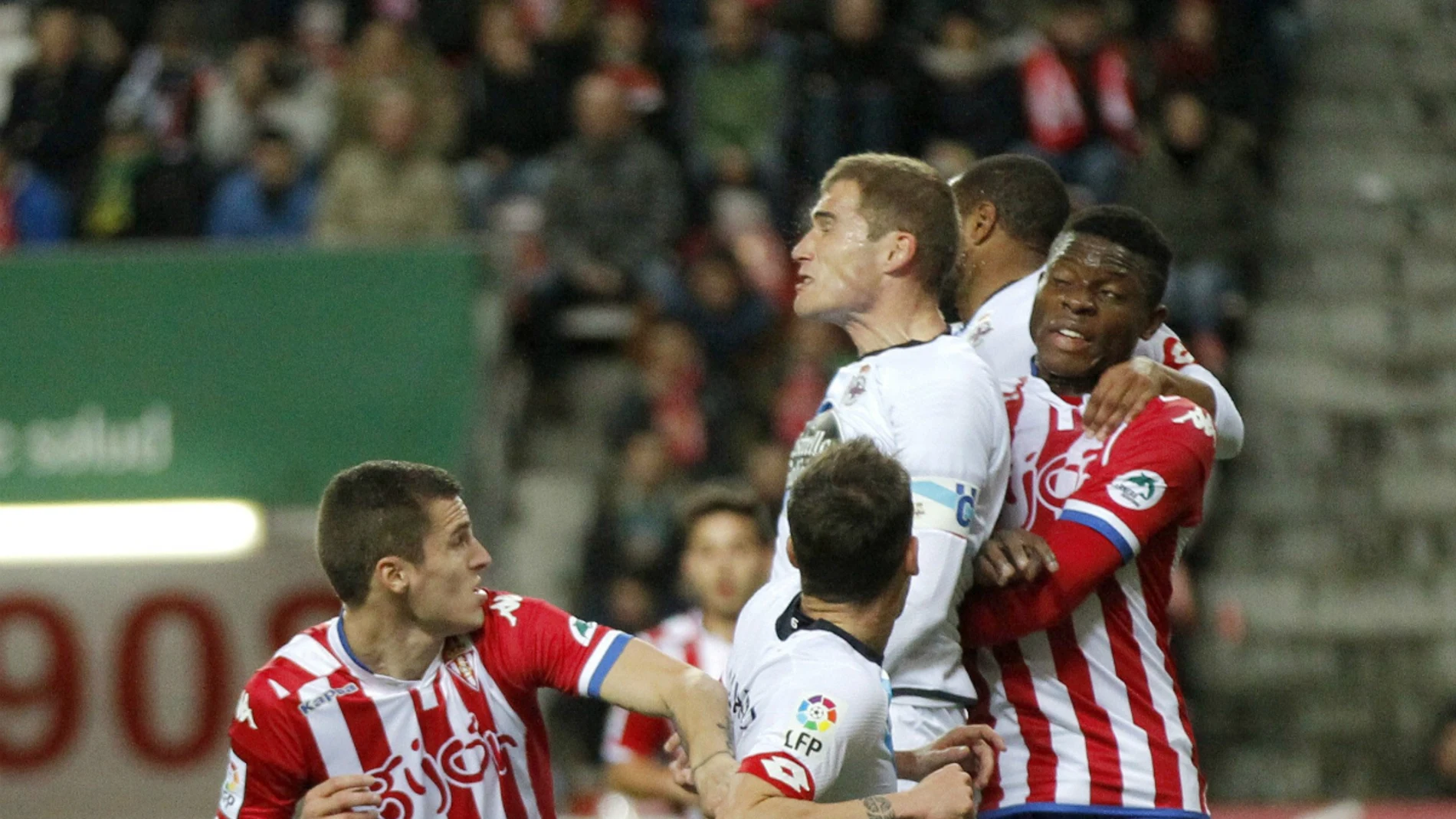 Dura lucha entre Depor y Sporting Dura lucha entre Depor y Sporting