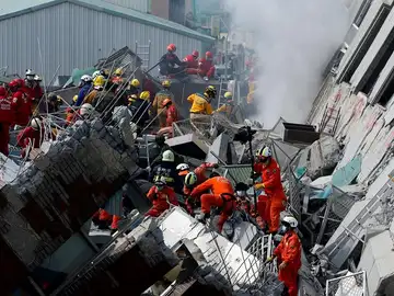 Los equipos de rescate trabajan para sacar a los más de 120 atrapados Los equipos de rescate trabajan para sacar a los más de 120 atrapados