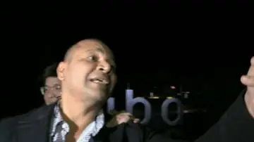 El padre de Neymar, agresivo con los periodistas tras salir de la fiesta de cumpleaños de su hijo El padre de Neymar, agresivo con los periodistas tras salir de la fiesta de cumpleaños de su hijo