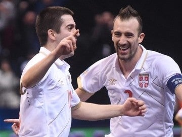 Los jugadores de Serbia celebran uno de los tantos anotados frente a Portugal