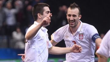Los jugadores de Serbia celebran uno de los tantos anotados frente a Portugal