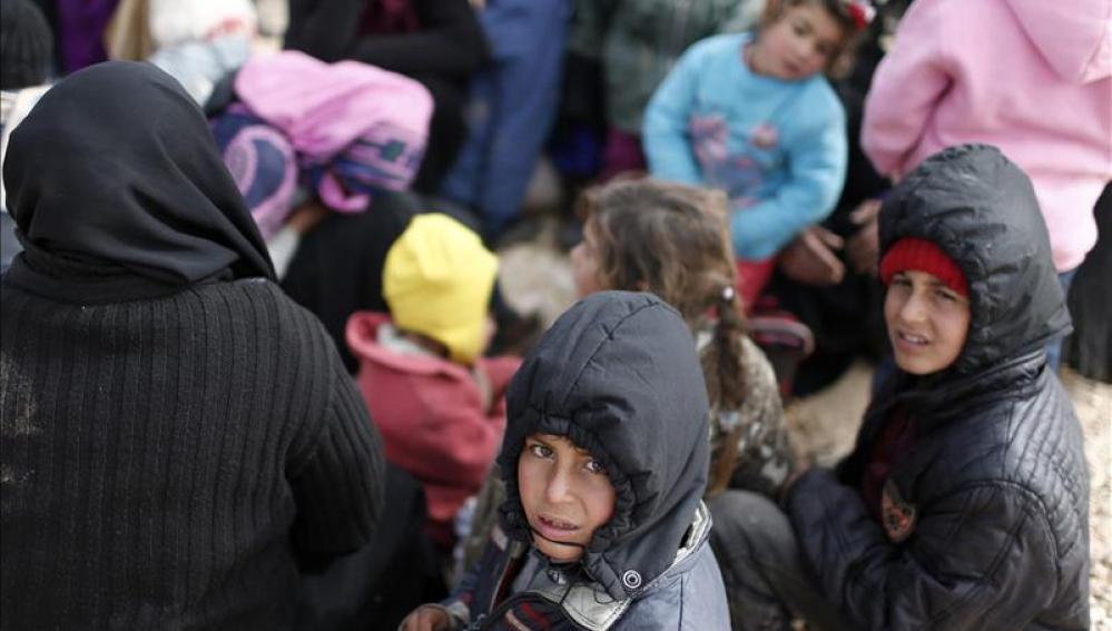 Decenas de miles de sirios se agolpan en la frontera con Turquía