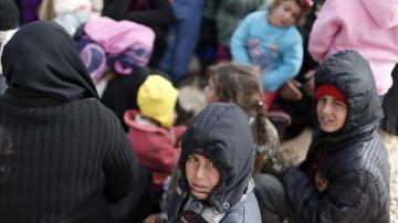 Decenas de miles de sirios se agolpan en la frontera con Turquía
