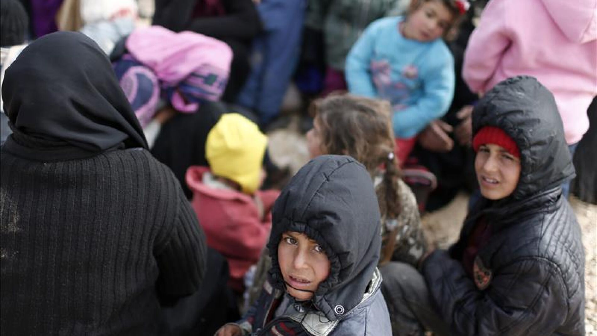 Decenas de miles de sirios se agolpan en la frontera con Turqu&iacute;a