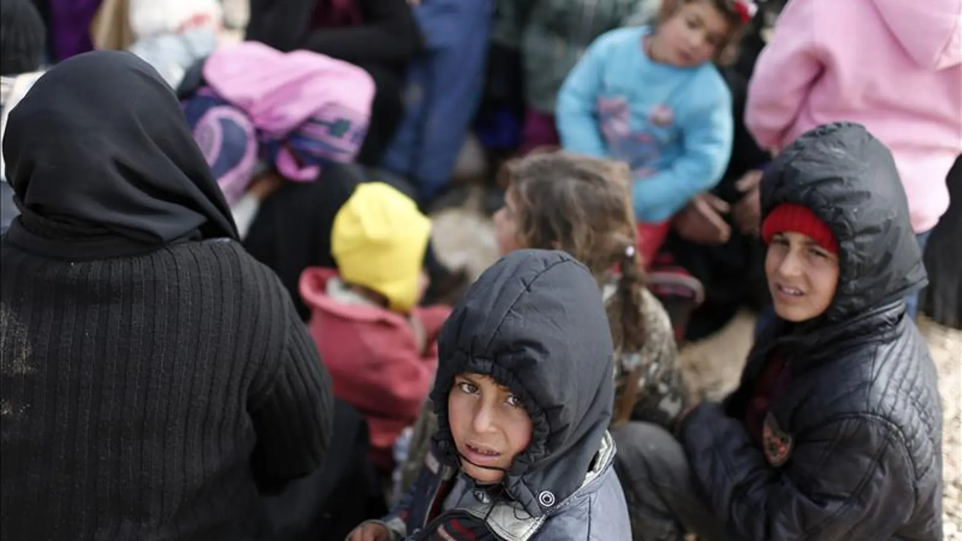 Decenas de miles de sirios se agolpan en la frontera con Turquía Decenas de miles de sirios se agolpan en la frontera con Turquía