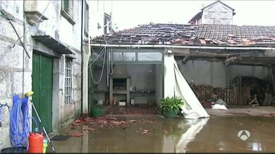 Un tornado deja numerosos destrozos en la localidad de Meaño (Pontevedra)