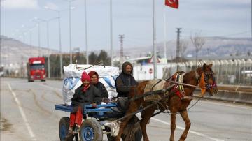 Refugiados viajan este domingo entre la frontera turco-siria.