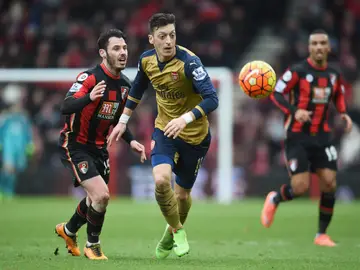 Mesut Özil pasa el balón a un compañero del Arsenal Mesut Özil pasa el balón a un compañero del Arsenal