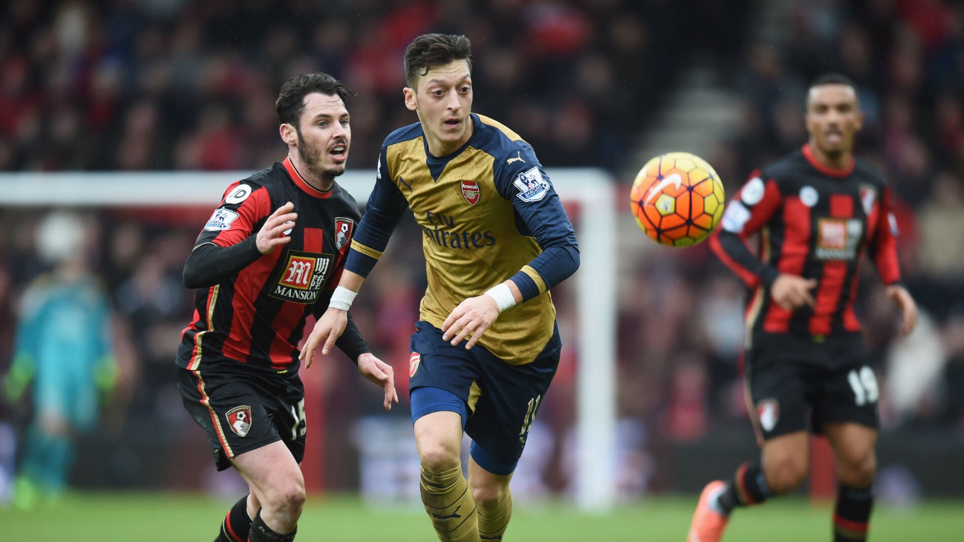 Mesut &Ouml;zil pasa el bal&oacute;n a un compa&ntilde;ero del Arsenal