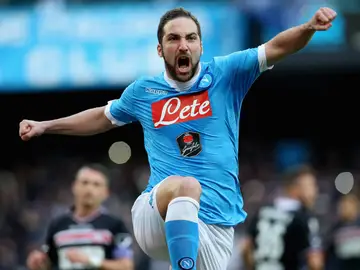 Higuaín festeja un gol de forma efusiva Higuaín festeja un gol de forma efusiva