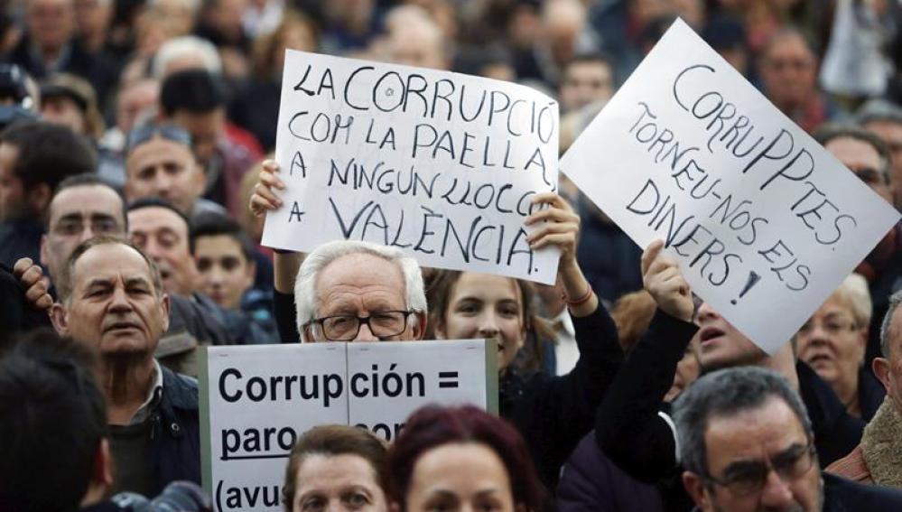 Miles de personas se manifiestan en Valencia contra la corrupción