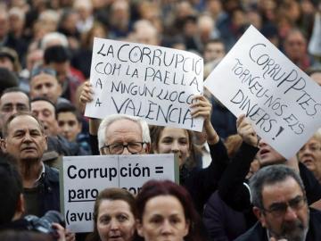 Miles de personas se manifiestan en Valencia contra la corrupción