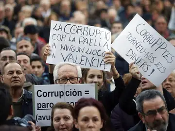 Miles de personas se manifiestan en Valencia contra la corrupción Miles de personas se manifiestan en Valencia contra la corrupción