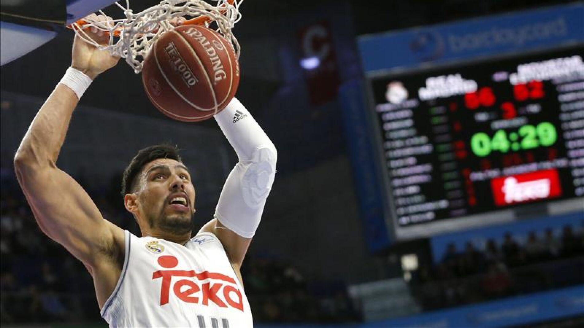 Gustavo Ay&oacute;n machaca el aro ante Movistar Estudiantes