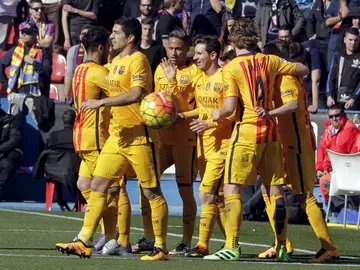 Los jugadores del Barcelona celebran el gol en el Ciudad de Valencia Los jugadores del Barcelona celebran el gol en el Ciudad de Valencia