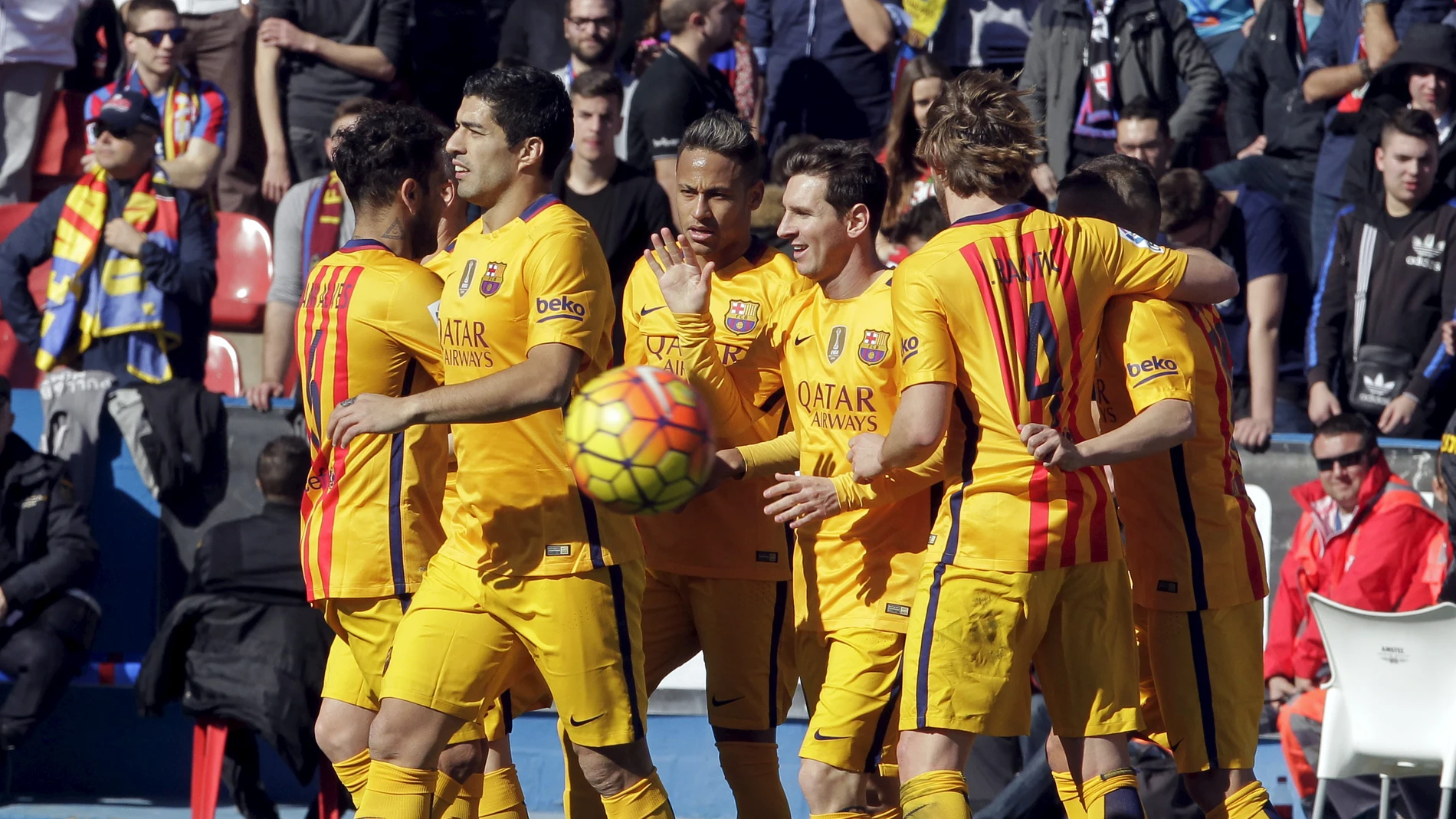 Los jugadores del Barcelona celebran el gol en el Ciudad de Valencia Los jugadores del Barcelona celebran el gol en el Ciudad de Valencia