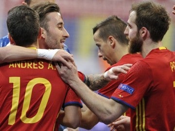 Los jugadores de España se abrazan tras la victoria