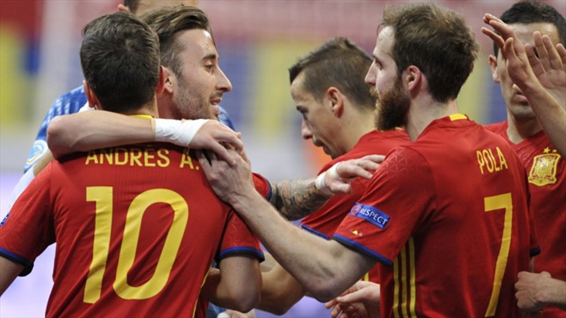 Los jugadores de Espa&ntilde;a se abrazan tras la victoria