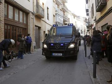 En la imagen, furgones policiales en una operación contra el yihadismo