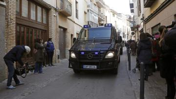 En la imagen, furgones policiales en una operación contra el yihadismo