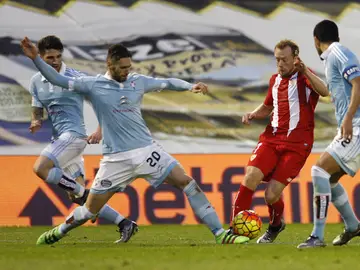 Sergi Gómez, ante Krohn Dehli Sergi Gómez, ante Krohn Dehli