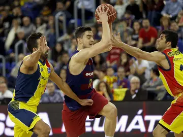 Satoransky, rodeado por jugadores del Andorra Satoransky, rodeado por jugadores del Andorra