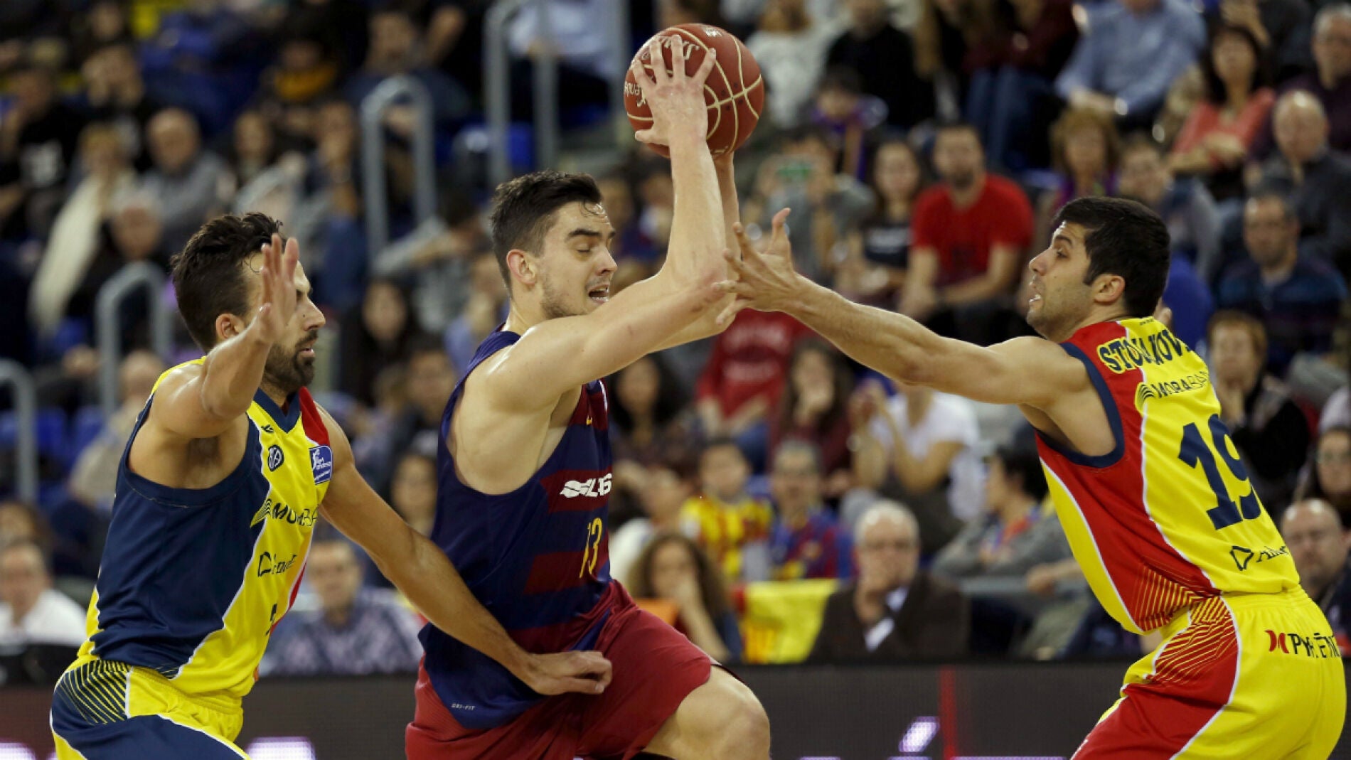 Satoransky, rodeado por jugadores del Andorra