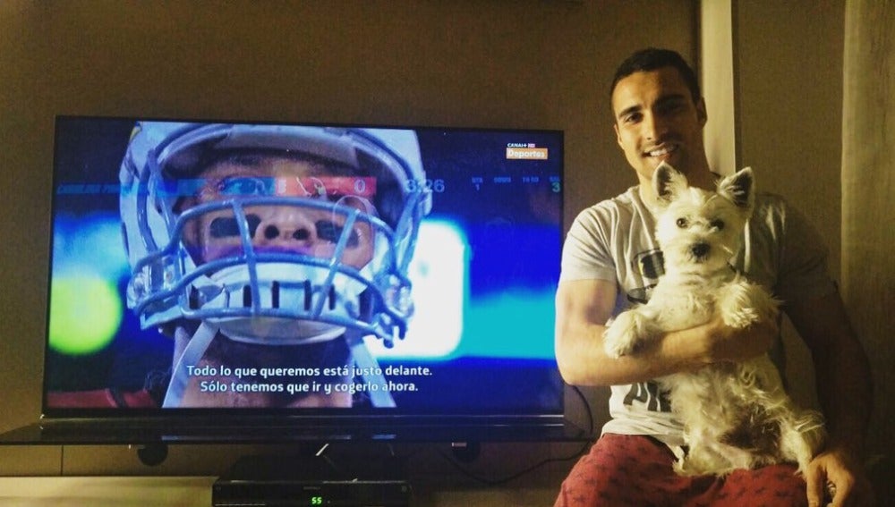 Sergio Asenjo viendo la Super Bowl 2016