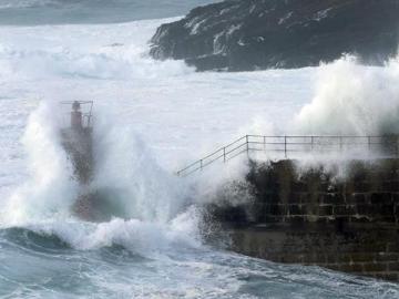 Oleaje en la entrada del puerto de Tapia de Casariego, en el occidente de Asturias