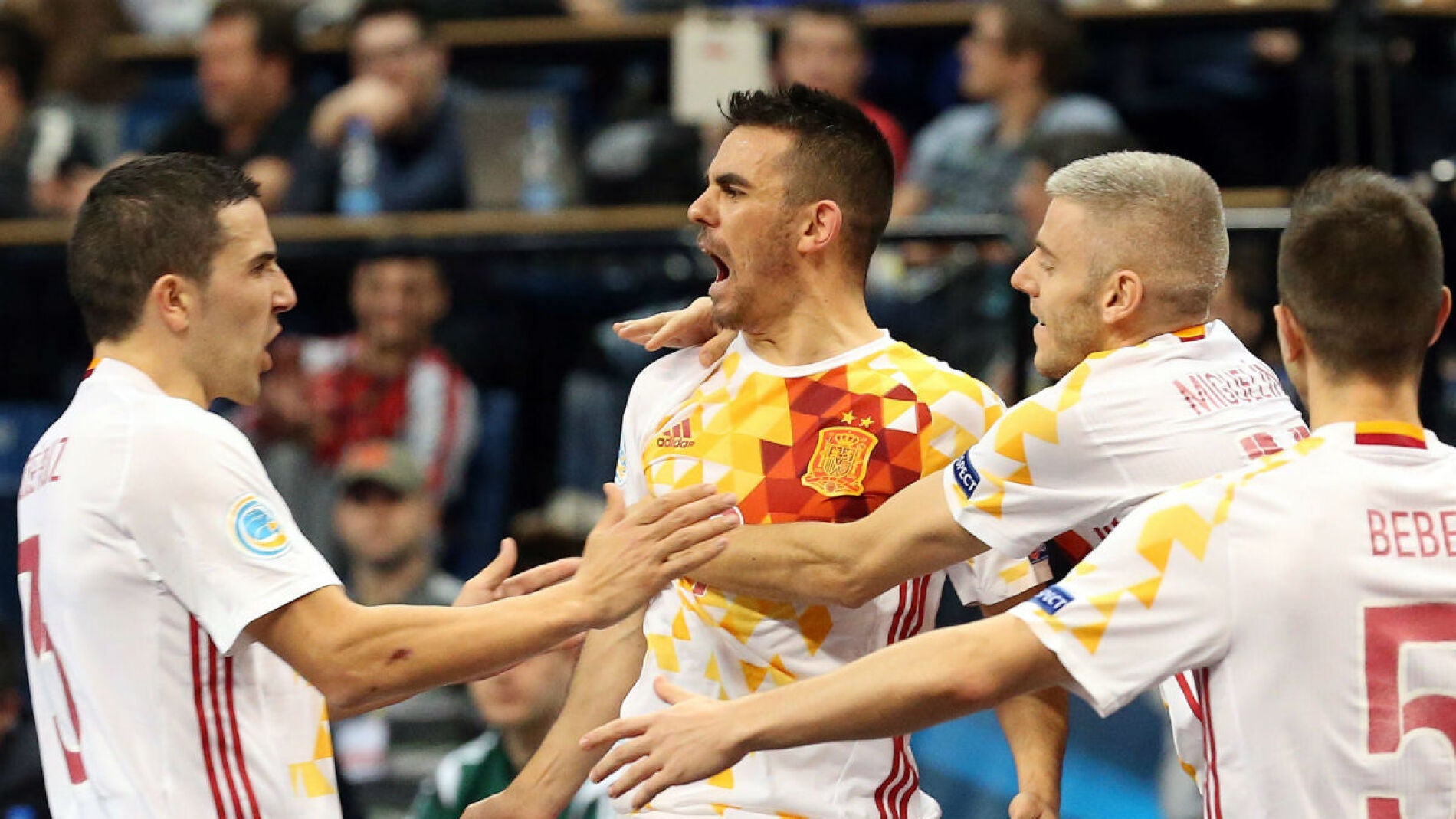 Alegria de Espa&ntilde;a tras un gol a Portugal