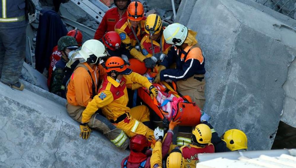 Equipos de rescate tras el seísmo de Taiwán