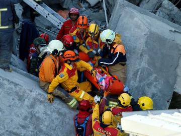 Equipos de rescate tras el seísmo de Taiwán