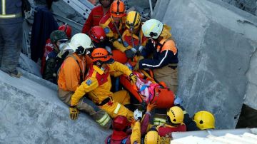 Equipos de rescate tras el seísmo de Taiwán