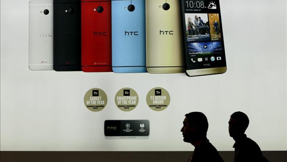 Dos personas ante el Stand de HTC en el Congreso de Móviles en Barcelona