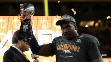 Von Miller levantando el trofeo de la Super Bowl