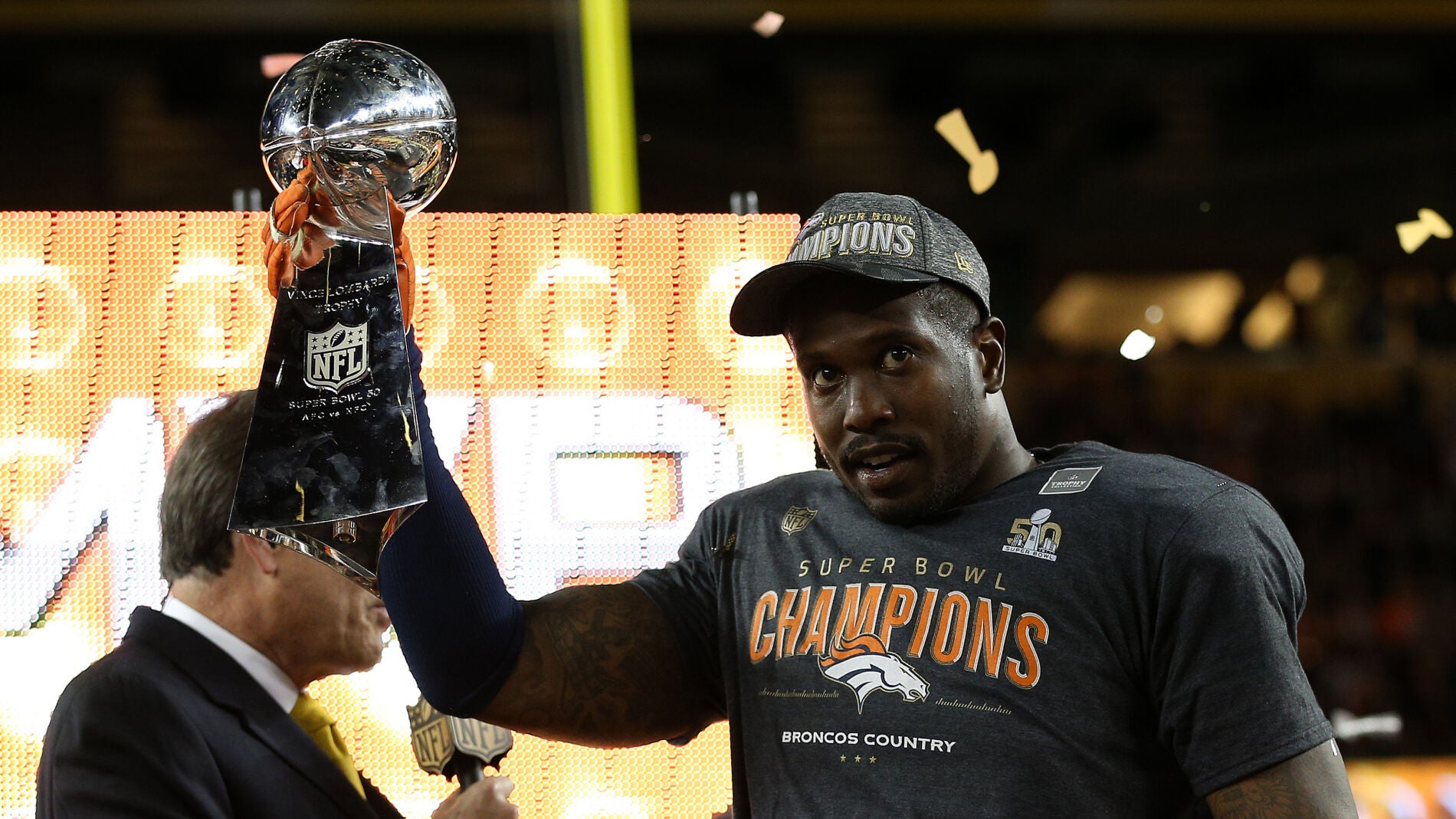 Von Miller levantando el trofeo de la Super Bowl