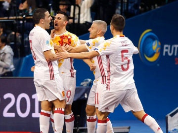 España celebra uno de los goles a Portugal