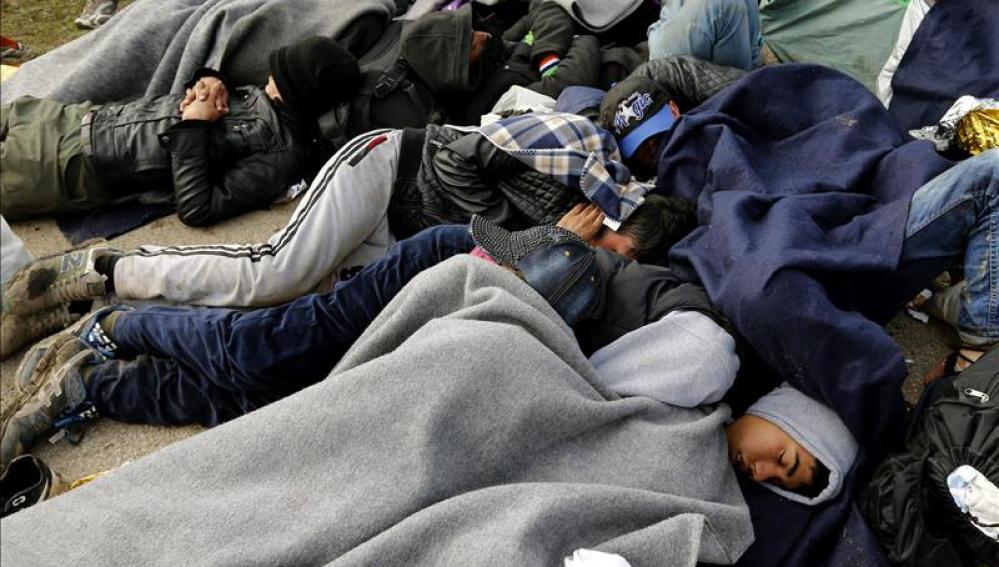 Refugiados se protegen del frío
