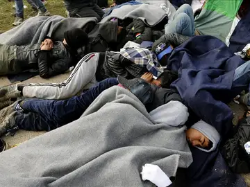 Refugiados se protegen del frío Refugiados se protegen del frío