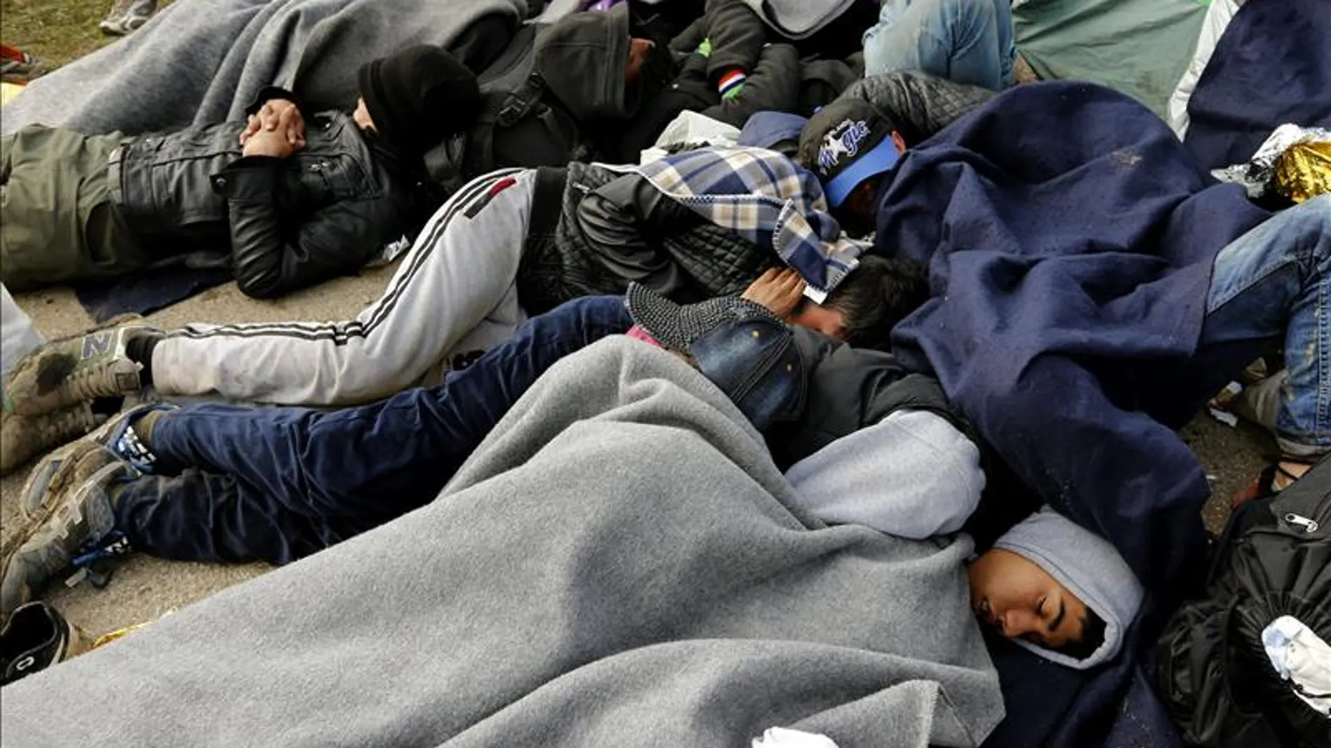 Refugiados se protegen del frío Refugiados se protegen del frío