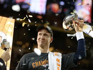 Peyton Manning levanta el título de la Super Bowl Peyton Manning levanta el título de la Super Bowl