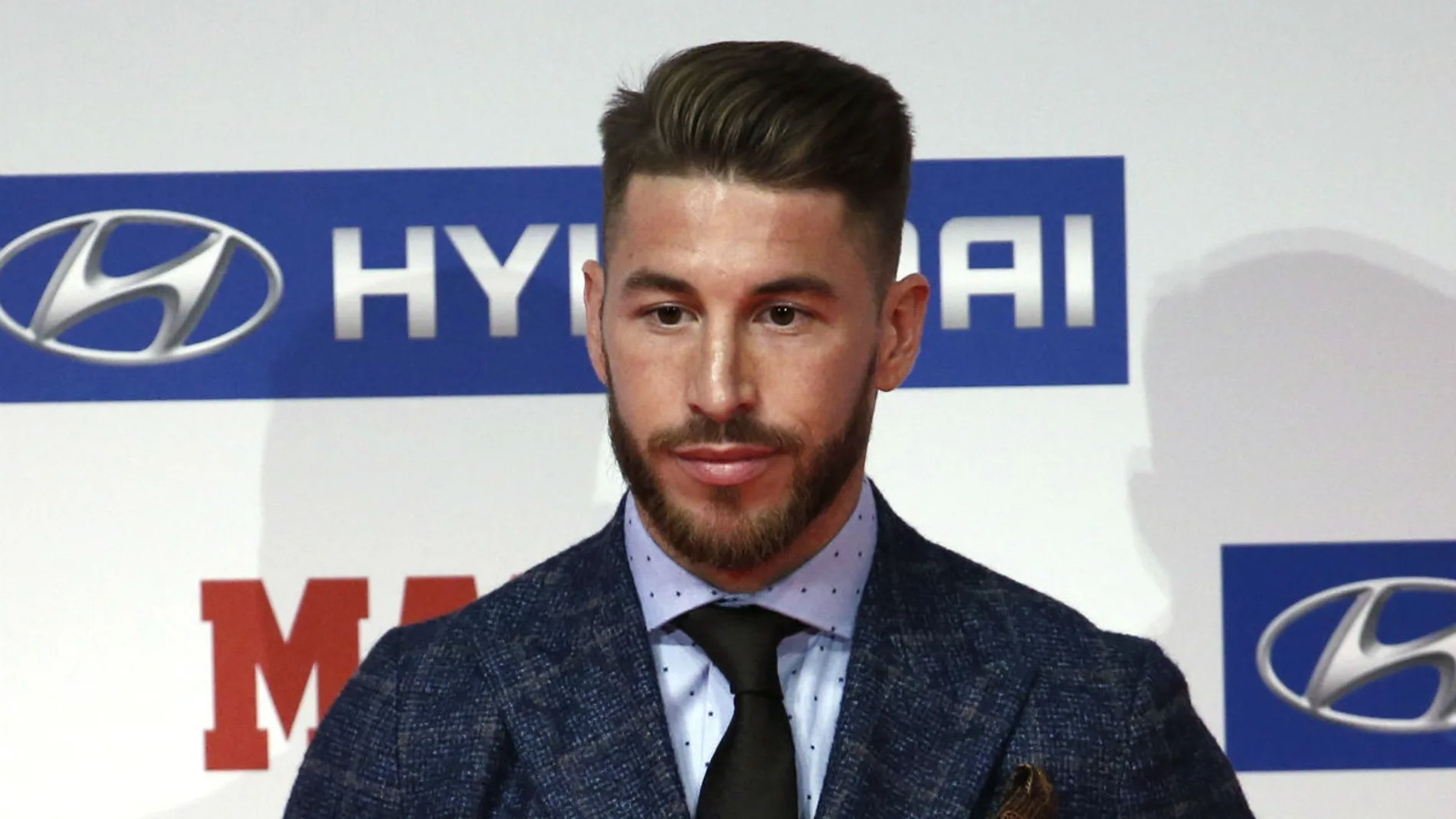 Ramos posa con el Trofeo 'Luis Aragonés' Ramos posa con el Trofeo 'Luis Aragonés'