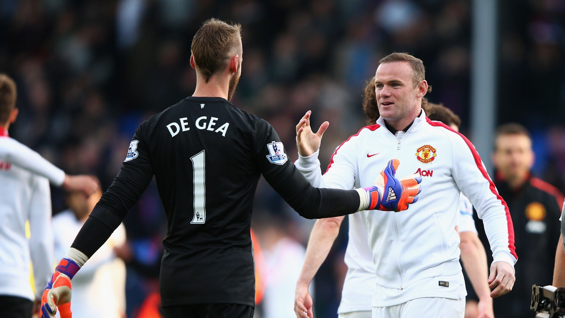 De Gea y Rooney salud&aacute;ndose antes de un partido
