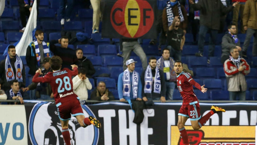 Jonathas celebra uno de sus goles en Cornellá