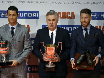 Ancelotti junto a Cristiano y Ramos Ancelotti junto a Cristiano y Ramos