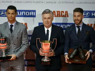 Ancelotti junto a Cristiano y Ramos Ancelotti junto a Cristiano y Ramos