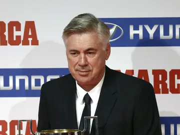 Carlo Ancelotti, con el trofeo 'Miguel Muñoz' Carlo Ancelotti, con el trofeo 'Miguel Muñoz'