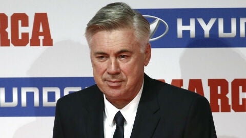 Carlo Ancelotti, con el trofeo 'Miguel Mu&ntilde;oz' 