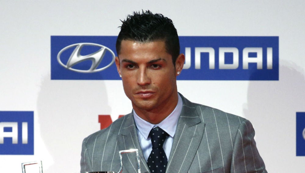 Cristiano Ronaldo con el trofeo 'pichichi'