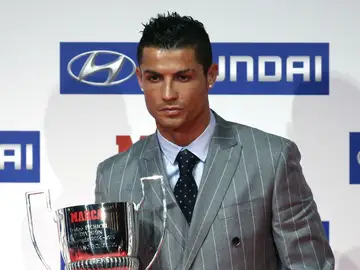 Cristiano Ronaldo con el trofeo 'pichichi' Cristiano Ronaldo con el trofeo 'pichichi'